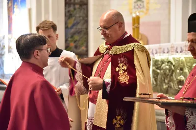 W Katedrze Rzeszowskiej podczas I Nieszporów Uroczystości św. Józefa Oblubieńca NMP odbył się obrzęd instalacji nowych kanoników Kapituły Katedralnej w Rzeszowie. Liturgii Nieszporów przewodniczył ks. Krzysztof Gołąbek, proboszcz Katedry i prepozyt Kapituły Katedralnej, który wygłosił również homilię. Uroczystości rozpoczęły się od odczytania przez ks. Gołąbka dekretu bp. Jana Wątroby o włączeniu nowych członków do grona Kapituły. Następnie nowi kanonicy złożyli wyznanie wiary oraz przysięgę wierności przy obejmowaniu urzędu wykonywanego w imieniu Kościoła.

Do grona kanoników katedralnych dołączyli: ks. dr Paweł Synoś – Wikariusz Biskupi do spraw duchowieństwa diecezjalnego, ks. Prałat dr Piotr Tarnawski – Sekretariat Stanu Stolicy Apostolskiej, ks. dr Marek Story – Dykasteria Nauki Wiary w Watykanie, ks. dr Stanisław Kamiński – Wikariusz Biskupi do spraw życia konsekrowanego, proboszcz Parafii św. Józefa w Głogowie Małopolskim, ks. kanonik Stanisław Jamiński – proboszcz Parafii NNMP w Rzeszowie – Staroniwa, ks. kanonik Tadeusz Pindara – proboszcz Parafii Matki Bożej Częstochowskiej w Rzeszowie, ks. dr Przemysław Drąg – proboszcz Parafii pw. Trójcy Przenajświętszej w Głogowie Małopolskim.

W diecezji rzeszowskiej istnieje kapituła katedralna i cztery kapituły kolegiackie: biecka, jasielska, kolbuszowska i strzyżowska. Historycznie kanonicy byli księżmi stanowiącymi grupę skupioną wokół biskupa miejsca, których zadaniem było pomaganie mu w zarządzaniu lokalnym Kościołem. Obowiązani byli określoną regułą, czyli kanonem praw, stąd właśnie pochodzi nazwa kanonik.

Poszczególne kapituły mają swoje charakterystyczne stroje, którymi wyróżniają się od pozostałych duchownych. Strojem kanoników kapitulnych jest sutanna z obszywkami i guzikami koloru fioletowego, pas fioletowy, następnie rokieta, mucet (fioletowa pelerynka) lub mantolet oraz łańcuch z dystynktorium. Fot. ks. Jakub Oczkowicz