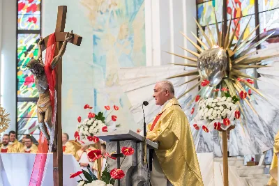 Uroczystość Chrystusa Króla to także święto Akcji Katolickiej i KSM-u. Centralnej uroczystości w Katedrze przewodniczył biskup diecezjalny Jan Wątroba. Eucharystię koncelebrowało 25 księży, wśród nich ks. Stanisław Potera – asystent diecezjalny AK i ks. Tomasz Ryczek – asystent diecezjalny KSM. Po wyznaniu wiary 88 młodych osób złożyło przyrzeczenie Katolickiego Stowarzyszenia Młodzieży. Obrzęd przyrzeczenia prowadził Paweł Grodzki – prezes KSM Diecezji Rzeszowskiej. Ceremonia zakończyła się odśpiewaniem hymnu KSM i zawołaniem: „Przez cnotę, naukę i pracę, służyć Bogu i Ojczyźnie, Gotów!”

Po Komunii św. bp Jan Wątroba, razem z ks. Stanisławem Poterą, wręczył nominacje 20 nowym prezesom oddziałów parafialnych Akcji Katolickiej. Krótkie przemówienia wypowiedzieli kolejno: Jeremi Kalkowski – prezes Zarządu Diecezjalnego Instytutu AK i Paweł Grodzki.

Po Komunii św. wszyscy zebrani uklękli przed Najświętszym Sakramentem. Biskup Ordynariusz odczytał Jubileuszowy Akt Przyjęcia Jezusa Chrystusa za Króla i Pana.

Po Mszy św. bp Jan Wątroba wręczył odznaki i legitymacje nowym członkom KSM.

fot. Fotografiarzeszow