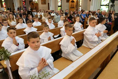 Maj to dla wielu najpiękniejszy miesiąc w roku. W liturgii Kościoła szczególnie wtedy czcimy Maryję oraz radujemy się ze Zmartwychwstania Pańskiego. W niedzielę 8 maja w naszej Katedrze dzieci z klas III doświadczyły równie wielkiej radości po raz pierwszy w pełni uczestnicząc we Mszy Świętej. To niezwykłe spotkanie z Chrystusem w Komunii Świętej zostało poprzedzone przygotowaniem poprzez katechezy w szkole i spotkania w parafii, a także spowiedzią. Poprzez niedzielne Eucharystie o godz. 12.00 i 13.30 celebrowane przez ks. Krzysztofa Gołąbka, proboszcza naszej Katedry, 88 dzieci rozpoczęło wielką przygodę z Jezusem ukrytym w Najświętszym Sakramencie. Towarzyszyli im rodzice, którzy wraz ze swoimi dziećmi przygotowywali się do tego wydarzenia, a także najbliższa rodzina. Posługę w liturgii Mszy Świętej pełniły dzieci pierwszokomunijne oraz ich rodzice.
Wielka radość serc dzieci komunijnych promieniowała na wszystkich uczestników Mszy Świętej i przypominała zebranym na liturgii, że spotkanie z Jezusem Eucharystycznym to przywilej i wielkie szczęście. Czas tej wielkiej radości został przedłużony przez „Biały Tydzień”, w którym dzieci uczestniczyły w wieczornej Eucharystii, przyjmując Jezusa do swoich serc. 

Wszystkim dzieciom, które w tym roku przeżywały swoją Pierwszą Komunię Świętą, życzymy, aby nie gasł w nich zapał do poznawania Jezusa i Jego nauki, a radość, jaka towarzyszyła tym dniom, była nieodłączną towarzyszką ich spotkań z Jezusem w Eucharystii. A s. Julicie i ks. Julianowi dziękujemy za serce włożone w przygotowanie dzieci do tego wielkiego wydarzenia.

fot. Paweł Styka