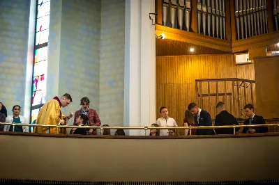 „Na swoje życie i swoje kapłaństwo trzeba popatrzeć w świetle Bożej miłości. Inaczej go nie pojmiemy ani my, ani ci, którzy będą na nas patrzeć” – mówił bp Jan Wątroba podczas Mszy św. z udzieleniem święceń prezbiteratu. 4 czerwca 2022 r. w kościele katedralnym jedenastu diakonów diecezji rzeszowskiej przyjęło sakrament kapłaństwa.
Do grona neoprezbiterów diecezji rzeszowskiej należą: ks. Sebastian Bełz z parafii w Nienadówce, ks. Krzysztof Lampart z parafii w Rudnej Wielkiej, ks. Mateusz Łachmanek z parafii w Lipinkach, ks. Karol Migut z parafii w Jasionce, ks. Marcin Murawski z parafii katedralnej w Rzeszowie, ks. Adrian Pazdan z parafii w Zagorzycach, ks. Tomasz Sienicki z parafii w Bieździedzy, ks. Dominik Świeboda z parafii w Palikówce, ks. Piotr Wąsacz z parafii bł. Władysława Findysza w Rzeszowie, ks. Mateusz Wojtuń z parafii w Święcanach oraz ks. Wiktor Zoła z parafii w Cieklinie.
Mszy św. przewodniczył i święceń udzielił bp Jan Wątroba. Eucharystię koncelebrowało około osiemdziesięciu księży, m.in: przełożeni Wyższego Seminarium Duchownego w Rzeszowie oraz proboszczowie i wikariusze z parafii rodzinnych neoprezbiterów. W Mszy św. uczestniczył abp Edward Nowak, bp Kazimierz Górny i bp Edward Białogłowski.
Zebranych w kościele katedralnym powitał ks. Krzysztof Gołąbek, proboszcz parafii.
W homilii bp Jan Wątroba nawiązał do słów z Ewangelii według św. Jana w których Chrystus tłumaczy co to znaczy być dobrym pasterzem. „Być kapłanem w Kościele Chrystusowym to znaczy mieć udział w Jego pasterskiej misji i stale upodabniać się do Dobrego Pasterza, który zna owce, karmi je, broni i jest gotów oddać życie dla ich dobra” – mówił hierarcha.
Po homilii odbył się obrzędy święceń: przyrzeczenie czci i posłuszeństwa Biskupowi Ordynariuszowi, Litania do Wszystkich Świętych podczas której kandydaci leżeli krzyżem, nałożenie rąk, modlitwa święceń oraz namaszczenie rąk krzyżmem i wręczenie chleba i wina. Podczas Liturgii Eucharystycznej nowo wyświęceni po raz pierwszy wyciągnęli dłonie nad chlebem i winem wypowiadając słowa konsekracji.
Na zakończenie Mszy św. ks. Tomasz Sienicki, podziękował w imieniu nowo wyświęconych wszystkim, którzy przyczynili się do przygotowania ich do kapłaństwa. Słowa wdzięczności, m.in. przełożonym Wyższego Seminarium Duchownego w Rzeszowie i rodzicom neoprezbiterów, wypowiedział bp Jan Wątroba. 
W drodze do zakrystii neoprezbiterzy zatrzymali się przy figurze Matki Bożej Fatimskiej zawierzając swoje kapłaństwo Matce Bożej.
W niedzielę, 5 czerwca, w Uroczystość Zesłania Ducha Świętego, neoprezbiterzy będą sprawować w swoich rodzinnych parafiach uroczyste Msze św. prymicyjne, a w najbliższych tygodniach otrzymają skierowania do parafii.

Fot. ks. Jakub Nagi oraz biala-wrona.pl
