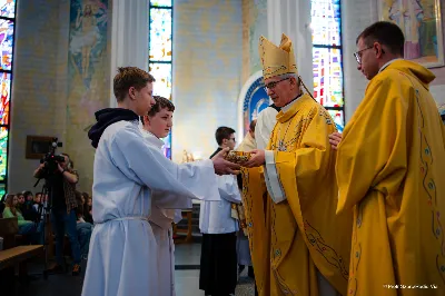 W Wielki Czwartek o godz. 10.00 w naszej Katedrze bp Jan Wątroba przewodniczył Mszy Krzyżma. Jest ona wyrazem jedności i wspólnoty duchowieństwa diecezji. Podczas tej Mszy Świętej biskup poświęcił olej chorych, katechumenów oraz olej krzyżma. Księża koncelebrujący z biskupem Eucharystię odnowili przyrzeczenia kapłańskie. W koncelebrze wzięli udział bp Kazimierz Górny, bp Edward Białogłowski oraz ponad 200 kapłanów z całej diecezji. W Eucharystii wzięli również udział licznie zebrani ministranci, lektorzy, animatorzy, ceremoniarze, członkowie scholi parafialnych i dziewczęcej służby maryjnej. Podczas Mszy Świętej zaśpiewał chór męski pod dyrekcją ks. Andrzeja Widaka. Przy organach zasiadł ks. Julian Wybraniec. fot. Piotr Szorc