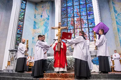 Liturgia Męki Pańskiej rozpoczęła się od procesji wejścia w zupełnej ciszy i gestu prostracji – pokornego padnięcia twarzą do ziemi głównego celebransa – Biskupa Rzeszowskiego Jana Wątroby. Drugim etapem nabożeństwa była Liturgia Słowa. Jej centrum stanowiła Męka Pańska w relacji wg św. Jana – odśpiewana przez ks. Juliana Wybrańca, kl. Dawida Piroga oraz kl. Karola Baraniewicza, z partiami tłumu wykonanymi przez Katedralny Chór Chłopięco-Męski Pueri Cantores Resovienses (tenory i basy), pod dyrekcją ks. dra Andrzeja Widaka we współpracy z Angelą Pacutą i Edytą Kotulą, dyrygentkami chóru.

W homilii bp Jan Wątroba zapraszał do odczytania na nowo sensu krzyża Jezusa i Jego Orędzia.

Trzecią częścią liturgii była adoracja krzyża. W pierwszej kolejności krzyż adorowali poprzez ucałowanie: Ksiądz Biskup, księża z Wyższego Seminarium Duchownego w Rzeszowie, księża katedralni oraz siostry zakonne. Następnie hołd krzyżowi oddali wszyscy wierni, wpatrując się w krzyż trzymany przez ks. Krzysztofa Gołąbka, proboszcza katedry.

Ostatnią częścią liturgii był obrzęd Komunii św. zakończony przeniesieniem Pana Jezusa w monstrancji do tzw. Bożego grobu. W tym roku dekoracja grobu nawiązuje do przeżywanego roku duszpasterskiego pt. „Wierzę w Kościół Chrystusowy”. Projekt autorstwa ks. Pawła Wójcika, wikariusza katedralnego, zachęca do pogłębienia relacji z Jezusem i jak wzywa napis umieszczony na grobie do „zakorzenienia w Kościele Chrystusa”.
fot. Joanna Prasoł 