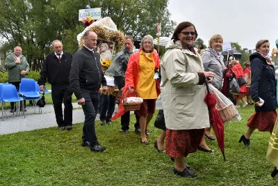 W niedzielę 29 sierpnia 2021 r. w Parku Papieskim w Rzeszowie odbyły się Dożynki Diecezjalne. Mimo deszczowej pogody do Parku Papieskiego przyjechało 57 delegacji z parafii diecezji rzeszowskiej z 65 wieńcami. Tegoroczną obsługę dożynek, w tym przygotowanie liturgii, zapewnili wierni i duszpasterze z dekanatu Rzeszów Wschód. Przed Mszą św. członkowie Stowarzyszenia Przyjaciół Ziemi Słocińskiej zaprezentowali program słowno-muzyczny. Podczas Mszy św. wystąpił chór z parafii św. Rocha w Rzeszowie pod dyrekcją Krzysztofa Husa oraz Gminna Orkiestra Dęta z Krasnego. Przed rozpoczęciem Mszy św. ks. Jerzy Uchman, diecezjalny duszpasterz rolników, przywitał przybyłych do Rzeszowa rolników, ogrodników, sadowników i pszczelarzy, wśród nich starostów dożynek: Marka Leśniewskiego i Teresę Kilar z parafii św. Rocha w Rzeszowie. Mszy św. przewodniczył bp Jan Wątroba. W koncelebrze uczestniczył bp Kazimierz Górny, ks. Wiesław Szurek oraz blisko dwudziestu księży. W długiej procesji z darami do ołtarza podeszły delegacje wszystkich obecnych parafii przynosząc chleby, wino, miód i owoce. Na zakończenie liturgii Biskup Rzeszowski pobłogosławił przyniesione płody ziemi. Po błogosławieństwie poszczególne delegacje, przedstawiane przez ks. Rafała Flaka, dyrektora Wydziału Duszpasterskiego Kurii Diecezjalnej w Rzeszowie, zaprezentowały swoje wieńce.  Fot. ks. Tomasz Nowak