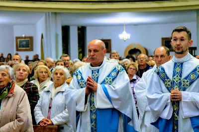 Mszy Świętej przewodniczył i homilię wygłosił ks. Piotr Fortuna - proboszcz parafii Matysówka. Liturgię oraz Różaniec przygotowały ss. Serafitki oraz ss. Felicjanki. fot. Andrzej Kotowicz