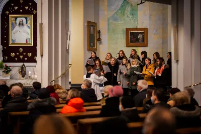 Mszy Świętej w święto Ofiarowania Pańskiego przewodniczył bp Jan Wątroba. W Eucharystii z okazji Dnia Życia Konsekrowanego uczestniczyli przedstawiciele sióstr i braci zakonnych, pustelnic, dziewic i wdów konsekrowanych oraz członków instytutów świeckich. Eucharystię koncelebrował ks. Stanisław Kamiński, wikariusz biskupi ds. zakonnych, a także 8 kapłanów. Homilię wygłosił bp Jan Wątroba. Śpiew podczas Mszy Świętej prowadziła Katedralna Schola Liturgiczna pod kierunkiem ks. Juliana Wybrańca przy akompaniamencie organowym Wiesława Siewierskiego. Fot. Paulina Lęcznar