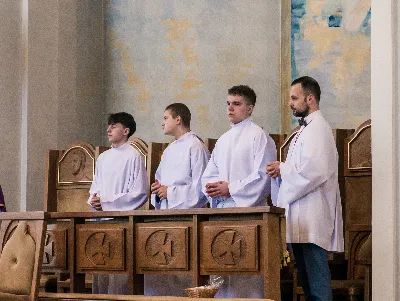 W V Niedzielę Wielkiego Postu, podczas Mszy Świętej o godz. 12:00, ks. Krzysztof Gołąbek – proboszcz naszej Katedry, przyjął do grona Liturgicznej Służby Ołtarza siedmiu nowych ministrantów. Po odpowiednim przygotowaniu, pod czujnym okiem ks. Pawła Wójcika oraz animatorów Adama i Miłosza, chłopcy otrzymali stopień ministranta choralisty – po raz pierwszy założyli kołnierzyki i otrzymali legitymacje ministranckie. To wyjątkowy moment i ogromna radość dla naszej wspólnoty! Podczas Mszy Świętej zaśpiewała Dziewczęca Schola Katedralna. Serdecznie gratulujemy chłopcom odwagi oraz życzymy wytrwałości w tej pięknej służbie przy Ołtarzu Pana Jezusa. Jeśli chcesz dołączyć do grona ministrantów – serdecznie zapraszamy! Zainteresowanych prosimy o kontakt z ks. Pawłem Wójcikiem.
fot. Antoni Ważny