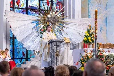 O świcie w Niedzielę Zmartwychwstania została odprawiona uroczysta Mszy św. w rzeszowskiej katedrze. Eucharystię poprzedziła procesja rezurekcyjna z Najświętszym Sakramentem. W oprawie muzycznej celebracji wziął udział katedralny chór chłopięco-męski Pueri Cantores Resovienses oraz katedralna orkiestra dęta.
Dnia 31 marca 2024 r. o godz. 6 w rzeszowskiej katedrze na rozpoczęcie procesji rezurekcyjnej rozbrzmiało zawołanie: „Chrystus zmartwychwstał, prawdziwie zmartwychwstał”. Wyrazem radości paschalnej była procesja z Najświętszym Sakramentem dokoła katedry z udziałem licznie zgromadzonych wiernych, straży grobowej i orkiestry dętej.
Po zakończonej procesji, została odprawiona uroczysta Eucharystia pod przewodnictwem ks. Krzysztofa Gołąbka, prepozyta rzeszowskiej kapituły katedralnej i proboszcza miejscowej wspólnoty parafialnej. Homilię wygłosił ks. Michał Rurak, penitencjarz kapituły, który zachęcał do zgłębiania tajemnicy zmartwychwstania.

„Zmartwychwstania jest czymś jedynym i wyjątkowym w swoim rodzaju. Łatwo napisać i powiedzieć czym zmartwychwstanie nie jest. Ale napisać i powiedzieć czym zmartwychwstanie jest, to zadanie na całe życie, i to nie tylko dla teologa czy księdza. To zadanie dla każdego z nas. Najważniejsze zadanie w życiu, bo ono zdecyduje co z nami będzie” – mówił kaznodzieja.
Ks. Rurak ukazał konsekwencje zmartwychwstania Chrystusa dla każdego wierzącego w kontekście całej historii Boga i człowieka. Mówił: „Zmartwychwstanie nie dotyczy tylko przyszłości, czasu po śmierci. Ono ma także znaczenie dla naszej doczesności. Bo skoro życie ma prowadzić do Zmartwychwstania, to znaczy, że ma wartość samo w sobie, że trzeba je szanować i jak najlepiej przeżyć.”
Na zakończenie Eucharystii transmitowanej przez katolickie Radio „VIA”, katedralny chór chłopięco-męski Pueri Cantores Resovienses pod dyrekcją Aleksandry Fiołek-Matuszewskiej wykonał uroczyste „Alleluja” z oratorium G.F. Haendla. Po zakończonej Mszy św. rezurekcyjnej katedralna orkiestra dęta pod batutą Tadeusza Cielaka odegrała radosne utwory wielkanocne. fot. Joanna Prasoł