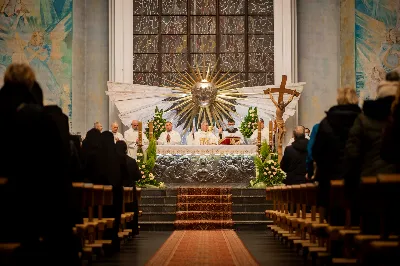 Mszy Świętej w święto Ofiarowania Pańskiego przewodniczył bp Jan Wątroba. W Eucharystii z okazji Dnia Życia Konsekrowanego uczestniczyli przedstawiciele sióstr i braci zakonnych, pustelnic, dziewic i wdów konsekrowanych oraz członków instytutów świeckich. Eucharystię koncelebrował ks. Stanisław Kamiński, wikariusz biskupi ds. zakonnych, a także 8 kapłanów. Homilię wygłosił bp Jan Wątroba. Śpiew podczas Mszy Świętej prowadziła Katedralna Schola Liturgiczna pod kierunkiem ks. Juliana Wybrańca przy akompaniamencie organowym Wiesława Siewierskiego. Fot. Paulina Lęcznar