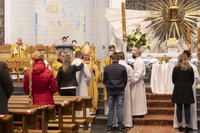 3 kwietnia 2021 r. bp Jan Wątroba przewodniczył liturgii Wigilii Paschalnej w naszej Katedrze. Podczas Mszy Świętej cztery osoby: Patrycja Dominika, Bartłomiej, Dawid Mateusz i Olech przyjęli sakrament chrztu, bierzmowania i Eucharystii.  Neofici przygotowywali się do przyjęcia sakramentów wtajemniczenia chrześcijańskiego w Diecezjalnym Centrum Katechumenatu Dorosłych, które mieści się przy parafii Miłosierdzia Bożego w Rzeszowie (ul. Kardynała K. Wojtyły 114) . Przygotowanie rozpoczyna się we wrześniu i trwa do uroczystości Zesłania Ducha Świętego. Centralnym wydarzeniem formacji jest Wigilia Paschalna, podczas której katechumeni przyjmują sakrament chrztu, bierzmowania i Eucharystii.  fot. Joanna Prasoł 