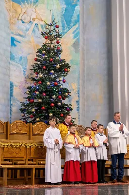 „Jak pasterze z Betlejem pójdźmy z pośpiechem oddać pokłon Nowonarodzonemu Zbawicielowi” – zachęcał bp Jan Wątroba na rozpoczęcie tradycyjnej „Pasterki” sprawowanej w rzeszowskiej katedrze. W uroczystej celebracji otwierającej okres Bożego Narodzenia uczestniczyli przedstawiciele księży, sióstr zakonnych oraz licznie przybyli diecezjanie i parafianie katedralni.
W wigilię uroczystości Bożego Narodzenia w rzeszowskiej katedrze została odprawiona tzw. Msza pasterzy, tradycyjnie zwana „Pasterką”, pod przewodnictwem Bp. Jana Wątroby, Biskupa Rzeszowskiego.
Celebracja rozpoczęła się kolędą „Wśród nocnej ciszy”, po której ks. Julian Wybraniec, wikariusz katedralny, zaśpiewał starożytną „Kalendę”, czyli fragment Martyrologium Rzymskiego mówiący o Narodzeniu Pańskim. Następnie ks. Krzysztof Gołąbek, proboszcz katedry, uroczyście złożył figurę Nowonarodzonego Jezusa w symbolicznej szopce.
W kazaniu Bp Jan Wątroba przypomniał historię i znaczenie teologiczne szopki. Nawiązując do 800. rocznicy zbudowania pierwszej szopki przez św. Franciszka z Asyżu we włoskiej miejscowości Greccio, kaznodzieja mówił: „Jego nauczanie przeniknęło do serc chrześcijan i pozostaje aż do naszych dni jako autentyczna forma zaproponowania na nowo piękna naszej wiary z prostotą (…) Dlaczego żłóbek wzbudza tyle zdziwienia i nas wzrusza? Przede wszystkim dlatego, że ukazuje czułość Boga. On, Stwórca wszechświata, uniża się do naszej małości. (…) W Jezusie Ojciec dał nam brata, który wychodzi, by nas szukać, kiedy jesteśmy zdezorientowani i zatracamy kierunek; wiernego przyjaciela, który jest zawsze blisko nas; dał nam swego Syna, który nam przebacza i podnosi nas z grzechu.”
Biskup Wątroba mówił, że tradycyjny żłóbek jest miejscem przekazywania wiary i doświadczenia Bożej miłości. „Począwszy od dzieciństwa, a następnie w każdym okresie życia uczy nas kontemplować Jezusa, odczuwać miłość Boga do nas, odczuwać i wierzyć, że Bóg jest z nami, a my jesteśmy Nim, wszyscy jako dzieci i bracia dzięki temu Dzieciątku, Synowi Boga i Dziewicy Maryi. I odczuwać, że na tym polega szczęście”.
Na zakończenie, kaznodzieja zachęcał do uważnego wpatrywania się w betlejemski żłóbek, w którym można odkryć kilka prawd o Bogu i o człowieku. To w nim, „Bóg uczy nas człowieczeństwa i zaprasza do udziału w boskiej naturze”, ale także prawdy, że „Bogu i człowiekowi dobrze jest być razem”. – podkreślał bp Wątroba.
Na zakończenie Eucharystii, ks. Krzysztof Gołąbek w imieniu parafii katedralnej złożył życzenia Księdzu Biskupowi oraz wszystkim przybyłym na uroczystość. 

Zdjęcia: Joanna Prasoł