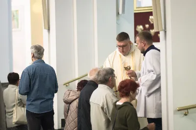 26 maja dla parafii katedralnej w Rzeszowie był szczególnym dniem dziękczynienia za dar kapłaństwa i znakiem obecności Maryi. W tym dniu parafianie przywitali peregrynującą w diecezji rzeszowskiej figurę Matki Bożej Fatimskiej i modlili się z księżmi, którzy obchodzili 10. rocznicę swoich święceń prezbiteratu.
Przed rozpoczęciem uroczystej Eucharystii pod przewodnictwem bpa Kazimierza Górnego, wierni zgromadzeni w świątyni przywitali figurę Matki Bożej Fatimskiej. O godz. 18.00 rozpoczęła się Msza Święta koncelebrowana przez 15 kapłanów wyświęconych 26 maja 2012 r. i sprawowana jako dziękczynienie za dar powołania do kapłaństwa. Bp Kazimierz w homilii przywołał wspomnienia z tego dnia, kiedy diecezja rzeszowska wzbogaciła się o nowych księży, którzy po raz pierwszy celebrowali z nim Eucharystię. Podkreślił także znaczenie codziennej kapłańskiej posługi, która wymaga trudu i poświęcenia w imię Chrystusa. Jubileusz 10-lecia kapłaństwa obchodzili: ks. Wojciech Chrostowski pochodzący z Gorlic (Fara), ks. Mirosław Dziadosz z Jasła (Chrystusa Króla), ks. Paweł Gąsior z Rożnowic, ks. Damian Jacek z Czudca, ks. Mirosław Kardaś ze Strzyżowa (św. J.S. Pelczara), ks. Tomasz Kołodziej z Trzebosi, ks. Filip Mikuła z Rzeszowa (Katedra), ks. Mateusz Mycek z Sędziszowa Małopolskiego (Fara), ks. Marcin Pokrywka z Przeworska (Ojcowie Bernardyni, diec. przemyska), ks. Nikodem Rybczyk z Gorlic (Fara), ks. Tomasz Ryczek z Turzy (diec. tarnowska), ks. Paweł Sikora z Rzeszowa (Zwięczyca – św. Józefa), ks. Krzysztof Wilczkiewicz z Gorlic (Glinik), ks. Tomasz Wójcik z Niewodnej oraz ks. Julian Wybraniec z Rzeszowa (św. Rocha). Po Mszy Świętej odśpiewano Litanię Loretańską przy wystawionym Najświętszym Sakramencie, po czym miała miejsce adoracja prywatna do godz. 20.30. Następnie odmówiono radosną część różańca i odśpiewano Apel Jasnogórski. Także przez kolejny dzień wierni mogli zawierzać swoje intencje Maryi w kolejnych częściach modlitwy różańcowej. W piątek po Mszy Świętej wieczornej figurę Matki Bożej przekazano do parafii Opatrzności Bożej w Rzeszowie. 
Peregrynacja figury Matki Bożej Fatimskiej w diecezji rzeszowskiej odbywa się z okazji 30. rocznicy powstania diecezji. Od 25 marca 2022 figura Matki Bożej Fatimskiej jest przekazywana do poszczególnych parafii diecezji i połączona z adoracją Najświętszego Sakramentu. 
Angelika Karnasiewicz, fot. Małgorzata Ryndak