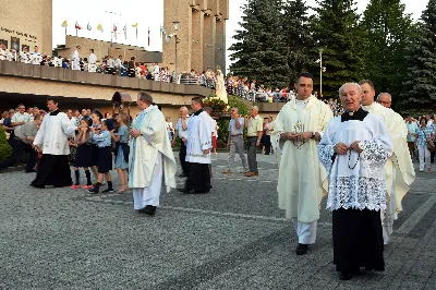 W czwartek 13 czerwca przeżywaliśmy uroczyste Nabożeństwo Fatimskie. Naszym modlitwom przewodniczył ks. Tadeusz Pindara. Kazanie wygłosił ks. Paweł Blat. O godz. 18.40 zostały przedstawione prośby i podziękowania do Matki Bożej Fatimskiej, w intencji których sprawowana była także Msza Święta. Po Mszy Świętej wyruszyła procesja z figurą Matki Bożej i relikwiami świętych Dzieci Fatimskich. Nabożeństwo zakończył Apel Jasnogórski. Dziękujemy parafii pw. Matki Bożej Częstochowskiej (Drabinianka) w Rzeszowie za przygotowanie liturgii oraz parafii pw. Miłosierdzia Bożego (Biała) za prowadzenie modlitwy różańcowej. fot. Joanna Prasoł 