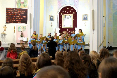 We wtorek 16.10.2018 r. uczniowie Szkoły Podstawowej nr 23 wraz z Dyrekcją i Nauczycielami świętowali Dzień Patrona Szkoły - św. Jana Pawła II. Uroczystości rozpoczęła Msza Święta pod przewodnictwem ks. inf. Stanisława Maca, który także wygłosił homilię, wspominając swoje osobiste doświadczenia ze św. Janem Pawłem II. Po Mszy Świętej uczniowie SP nr 23 zaprezentowali montaż słowno-muzyczny, przygotowany przez s. Karolę, o pielgrzymkach św. Jana Pawła II do Polski. Program ubogacił piękny występ zespołu Sweet Voices, którym dyryguje pani Justyna Szela-Adamska. Na koniec zostały wręczone nagrody dla laureatów konkursów związanych z naszym Patronem oraz nagrody Dyrektora Szkoły dla katechetów: s. Karoli i ks. Juliana. Święty Janie Pawle II - módl się za nami! fot. Kasia Ula Franiszyn-Luciano 