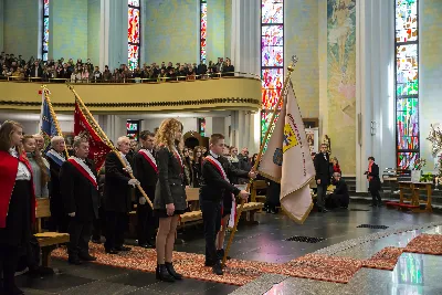 Uroczystość Chrystusa Króla to także święto Akcji Katolickiej i KSM-u. Centralnej uroczystości w Katedrze przewodniczył biskup diecezjalny Jan Wątroba. Eucharystię koncelebrowało 25 księży, wśród nich ks. Stanisław Potera – asystent diecezjalny AK i ks. Tomasz Ryczek – asystent diecezjalny KSM. Po wyznaniu wiary 88 młodych osób złożyło przyrzeczenie Katolickiego Stowarzyszenia Młodzieży. Obrzęd przyrzeczenia prowadził Paweł Grodzki – prezes KSM Diecezji Rzeszowskiej. Ceremonia zakończyła się odśpiewaniem hymnu KSM i zawołaniem: „Przez cnotę, naukę i pracę, służyć Bogu i Ojczyźnie, Gotów!”

Po Komunii św. bp Jan Wątroba, razem z ks. Stanisławem Poterą, wręczył nominacje 20 nowym prezesom oddziałów parafialnych Akcji Katolickiej. Krótkie przemówienia wypowiedzieli kolejno: Jeremi Kalkowski – prezes Zarządu Diecezjalnego Instytutu AK i Paweł Grodzki.

Po Komunii św. wszyscy zebrani uklękli przed Najświętszym Sakramentem. Biskup Ordynariusz odczytał Jubileuszowy Akt Przyjęcia Jezusa Chrystusa za Króla i Pana.

Po Mszy św. bp Jan Wątroba wręczył odznaki i legitymacje nowym członkom KSM.

fot. Fotografiarzeszow