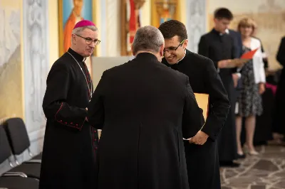 „Na swoje życie i swoje kapłaństwo trzeba popatrzeć w świetle Bożej miłości. Inaczej go nie pojmiemy ani my, ani ci, którzy będą na nas patrzeć” – mówił bp Jan Wątroba podczas Mszy św. z udzieleniem święceń prezbiteratu. 4 czerwca 2022 r. w kościele katedralnym jedenastu diakonów diecezji rzeszowskiej przyjęło sakrament kapłaństwa.
Do grona neoprezbiterów diecezji rzeszowskiej należą: ks. Sebastian Bełz z parafii w Nienadówce, ks. Krzysztof Lampart z parafii w Rudnej Wielkiej, ks. Mateusz Łachmanek z parafii w Lipinkach, ks. Karol Migut z parafii w Jasionce, ks. Marcin Murawski z parafii katedralnej w Rzeszowie, ks. Adrian Pazdan z parafii w Zagorzycach, ks. Tomasz Sienicki z parafii w Bieździedzy, ks. Dominik Świeboda z parafii w Palikówce, ks. Piotr Wąsacz z parafii bł. Władysława Findysza w Rzeszowie, ks. Mateusz Wojtuń z parafii w Święcanach oraz ks. Wiktor Zoła z parafii w Cieklinie.
Mszy św. przewodniczył i święceń udzielił bp Jan Wątroba. Eucharystię koncelebrowało około osiemdziesięciu księży, m.in: przełożeni Wyższego Seminarium Duchownego w Rzeszowie oraz proboszczowie i wikariusze z parafii rodzinnych neoprezbiterów. W Mszy św. uczestniczył abp Edward Nowak, bp Kazimierz Górny i bp Edward Białogłowski.
Zebranych w kościele katedralnym powitał ks. Krzysztof Gołąbek, proboszcz parafii.
W homilii bp Jan Wątroba nawiązał do słów z Ewangelii według św. Jana w których Chrystus tłumaczy co to znaczy być dobrym pasterzem. „Być kapłanem w Kościele Chrystusowym to znaczy mieć udział w Jego pasterskiej misji i stale upodabniać się do Dobrego Pasterza, który zna owce, karmi je, broni i jest gotów oddać życie dla ich dobra” – mówił hierarcha.
Po homilii odbył się obrzędy święceń: przyrzeczenie czci i posłuszeństwa Biskupowi Ordynariuszowi, Litania do Wszystkich Świętych podczas której kandydaci leżeli krzyżem, nałożenie rąk, modlitwa święceń oraz namaszczenie rąk krzyżmem i wręczenie chleba i wina. Podczas Liturgii Eucharystycznej nowo wyświęceni po raz pierwszy wyciągnęli dłonie nad chlebem i winem wypowiadając słowa konsekracji.
Na zakończenie Mszy św. ks. Tomasz Sienicki, podziękował w imieniu nowo wyświęconych wszystkim, którzy przyczynili się do przygotowania ich do kapłaństwa. Słowa wdzięczności, m.in. przełożonym Wyższego Seminarium Duchownego w Rzeszowie i rodzicom neoprezbiterów, wypowiedział bp Jan Wątroba. 
W drodze do zakrystii neoprezbiterzy zatrzymali się przy figurze Matki Bożej Fatimskiej zawierzając swoje kapłaństwo Matce Bożej.
W niedzielę, 5 czerwca, w Uroczystość Zesłania Ducha Świętego, neoprezbiterzy będą sprawować w swoich rodzinnych parafiach uroczyste Msze św. prymicyjne, a w najbliższych tygodniach otrzymają skierowania do parafii.

Fot. ks. Jakub Nagi oraz biala-wrona.pl
