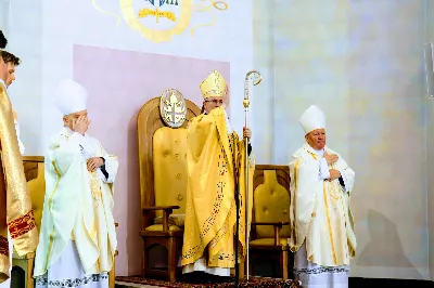 „Jesteśmy na świecie, aby stać pod krzyżem, głosić prawdę o krzyżu i bronić krzyża. W nim jest cała nasza nadzieja” – powiedział bp Jan Wątroba w dniu Uroczystości Jezusa Chrystusa Króla Wszechświata w rzeszowskiej katedrze. Podczas Mszy św. nowi członkowie Katolickiego Stowarzyszenia Młodzieży złożyli przyrzeczenie, a prezesi oddziałów parafialnych Akcji Katolickiej otrzymali nominacje.  Mszy św. przewodniczył bp Jan Wątroba. W koncelebrze uczestniczyli infułaci: ks. Stanisław Mac, ks. Wiesław Szurek i ponad 20 księży, wśród nich ks. Stanisław Potera, asystent diecezjalny Akcji Katolickiej (AK) i ks. Tomasz Ryczek, asystent diecezjalny Katolickiego Stowarzyszenia Młodzieży (KSM).  Po wyznaniu wiary 73 młode osoby złożyły przyrzeczenie Katolickiego Stowarzyszenia Młodzieży.  Po Komunii św. bp Jan Wątroba, razem z ks. Stanisławem Poterą, wręczył nominacje 19 nowym prezesom oddziałów parafialnych Akcji Katolickiej.  Na zakończenie Mszy św. bp Wątroba, na prośbę ks. Krzysztofa Gołąbka, proboszcza parafii katedralnej, wręczył dyplomy ceremoniarza Rafałowi Waszczakowi i Dawidowi Różańskiemu, długoletnim członkom Liturgicznej Służby Ołtarza w parafii katedralnej.  fot. Andrzej Kotowicz