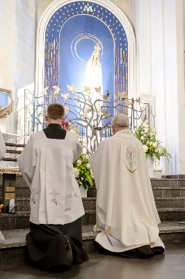 13 maja 1917 r. Matka Boża po raz pierwszy objawiła się w Fatimie trojgu dzieciom: Łucji, Hiacyncie i Franciszkowi, pozostawiając wezwanie do czynienia pokuty i porzucenia grzechu. W odpowiedzi na ten apel, w 105. rocznicę tego wydarzenia wierni licznie zgromadzili się w Katedrze Rzeszowskiej na wspólnej modlitwie do Pani Fatimskiej, prosząc o pokój na świecie, nawrócenie grzeszników i o łaskę stawania się wiernymi uczniami Chrystusa. Pierwsze w tym roku Nabożeństwo Fatimskie rozpoczęło się o godz. 18.30 odśpiewaniem Litanii Loretańskiej oraz przedstawieniem próśb i podziękowań do Matki Bożej Fatimskiej. O godz. 19.00 miała miejsce uroczysta Msza Święta, której przewodniczył bp Stanisław Jamrozek – biskup pomocniczy archidiecezji przemyskiej. Skierował on do zgromadzonych słowo Boże, podkreślając znaczenie wiary w codziennym życiu. Przytoczył słowa papieża Benedykta XVI, który mówił, że „wierzyć to znaczy uznać za prawdę to, czego do końca nie ogarnie nasz umysł. Trzeba przyjąć to, co Bóg nam objawia o sobie, o nas samych i otaczającej nas rzeczywistości, także tej niewidzialnej”. Biskup Stanisław przypomniał wciąż aktualne orędzie Maryi do pokuty, nawrócenia i modlitwy różańcowej. Zwrócił się również do dzieci pierwszokomunijnych, przeżywających swój Biały Tydzień, zachęcając je do modlitwy w ich dziecięcej prostocie i szczerości. Mszę Świętą koncelebrowali ks. Krzysztof Gołąbek – proboszcz parafii katedralnej, ks. Jerzy Buczek – dyrektor Domu Księży Seniorów w Rzeszowie oraz ks. Jakub Nagi – wicedyrektor Radia Via. Ze względu na złe warunki atmosferyczne, w trosce o bezpieczeństwo wiernych, zrezygnowano z procesji z figurą Matki Bożej i relikwiami dzieci fatimskich, która tradycyjnie odbywa się na placu przed Katedrą. Wierni składali swoje intencje przy figurze Matki Bożej Fatimskiej w modlitwie różańcowej, którą poprowadzili ks. Szczepan Węglowski z młodzieżą. Włączyli się w nią także kapłani z dekanatu. Wieczór poświęcony Matce Bożej Fatimskiej zakończyło wspólne odśpiewanie Apelu Jasnogórskiego, po którym jeszcze przez godzinę trwała adoracja Najświętszego Sakramentu. W posługę muzyczną podczas Eucharystii włączyli się Katedralny Chór Chłopięco-Męski Pueri Cantores Resovienses pod dyrekcją Marcina Florczaka oraz orkiestra dęta prowadzona przez Tadeusza Cielaka. Kolejne Nabożeństwa Fatimskie odbędą się w każdy 13. dzień miesiąca do października. Angelika Karnasiewicz fot. Joanna Prasoł