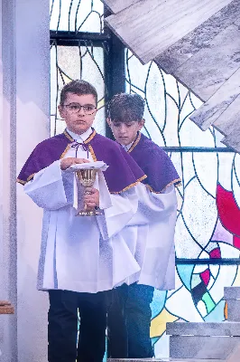 W IV Niedzielę Wielkiego Postu, podczas Mszy Świętej o godz. 12:00, ks. Krzysztof Gołąbek – proboszcz naszej Katedry, przyjął do grona Liturgicznej Służby Ołtarza dziesięciu nowych ministrantów! Po odpowiednim przygotowaniu, pod czujnym okiem ks. Pawła Wójcika oraz animatorów, chłopcy otrzymali stopień ministranta choralisty – po raz pierwszy założyli kołnierzyki i otrzymali legitymacje ministranckie. To wyjątkowy moment i ogromna radość dla naszej wspólnoty! 
Serdecznie gratulujemy chłopcom odwagi oraz życzymy wytrwałości w tej pięknej służbie przy Ołtarzu Pana Jezusa. 
Jeśli chcesz dołączyć do grona ministrantów – serdecznie zapraszamy! Zainteresowanych prosimy o kontakt z ks. Pawłem Wójcikiem.
 fot. Joanna Prasoł