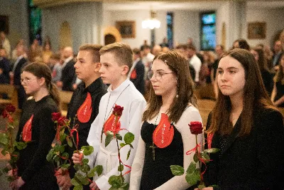 9 kwietnia w Katedrze 42 młodych osób z parafii katedralnej oraz 14 parafii Matki Bożej Częstochowskiej w Rzeszowie (Drabinianka) otrzymało sakrament bierzmowania, którego udzielił bp Jan Wątroba.
Przygotowania młodzieży trwały 2 lata, a odbywały się pod okiem ks. Krzysztofa, ks. Pawła, ks. Szczepana, s. Ewy oraz pani Agnieszki i obejmowały m.in. katechezy, spotkania formacyjne, a także przystąpienie do sakramentu pokuty. We wtorkowy wieczór kandydaci wraz ze swoimi świadkami, rodzicami, chrzestnymi czy też dziadkami zgromadzili się w Katedrze, by prosić o dary Ducha Świętego, umacniające w mężnym wyznawaniu wiary i postępowaniu według jej zasad.
Wszystkich zgromadzonych w świątyni przywitał ks. Krzysztof Gołąbek – proboszcz parafii katedralnej. Mszę Świętą koncelebrowali także ks. Tadeusz Pindara – proboszcz parafii Matki Bożej Częstochowskiej oraz kapłani posługujący w obydwu parafiach.
Następnie prośbę o udzielenie sakramentu bierzmowania zgromadzonym młodym oraz o modlitwę skierowali do Księdza Biskupa rodzice kandydatów.
W homilii bp Jan zachęcił młodych, aby w tym wyjątkowym dniu obrali Ducha Świętego za życiowego przewodnika towarzszącego im przy ważnych wyborach czy podchodzeniu do egzaminów – także tych życiowych. Wyjaśnił również znaczenie imienia Ducha Świętego – Paraklet – które tłumaczone z jęz. greckiego oznacza obrońcę, adwokata – nigdy prokuratora, nawet nie sędziego.
Będziecie moimi świadkami, gdy was umocni Duch Święty – mówi Pan Jezus. Niech nie będzie niedzieli i uroczystości bez udziału we Mszy Świętej – to jest moment dawania świadectwa. Właśnie przez zaangażowane, pełne uczestnictwo w najpiękniejszej modlitwie, jaką ma Kościół, czyli w Mszy Świętej, zdacie egzamin ze swojej dojrzałości chrześcijańskiej.
Na koniec celebrans odwołał się do obchodzonej poprzedniego dnia Uroczystości Zwiastowania Pańskiego i postawy Maryi wobec planu Bożego w Jej życiu oraz drogi, przez którą prowadził Ją Duch Święty. Podkreślił, że właśnie Maryja uczy, jak być uczennicą Ducha Świętego.
Po homilii miało miejsce odnowienie przyrzeczeń chrzcielnych. Następnie odbyła się najważniejsza część uroczystości – modlitwa Księdza Biskupa oraz namaszczenie krzyżmem każdego kandydata.
Sakrament bierzmowania jest koniecznym dopełnieniem sakramentu chrztu i wiąże się również z obraniem konkretnego patrona, którego życie i przymioty są wzorem dla młodego człowieka otrzymującego Ducha Świętego. Kandydat do bierzmowania ma więc okazję wybrać sobie świętego czy błogosławionego, którego droga do świętości najbardziej go zachwyciła. Może być to patron, którego imię nosi już od chrztu; może też wybrać sobie drugiego patrona. 
W związku z tym podczas namaszczenia krzyżmem biskup zwraca się do bierzmowanego nowo wybranym imieniem.
Po liturgii sakramentu bierzmowania miała miejsce modlitwa powszechna i liturgia eucharystyczna. Na koniec młodzi złożyli podziękowania Księdzu Biskupowi, Księżom Proboszczom oraz wszystkim, którzy poprzez swój wkład, posługę i zaangażowanie przyczynili się do przygotowania oraz przeżycia tej wyjątkowej uroczystości. Pamiątką było wspólne zdjęcie po zakończonej Mszy Świętej.
Posługę muzyczną w czasie uroczystości pełniła Katedralna Schola Liturgiczna pod dyrekcją ks. Juliana Wybrańca.

fot. Leszek Drzał
