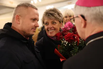 W liturgiczne wspomnienie św. Jana Apostoła (27 grudnia) w katedrze rzeszowskiej celebrowano Eucharystię, której przewodniczył bp Jan Wątroba. Mszę św. koncelebrował abp Edward Nowak, bp Edward Białogłowski, a także ok. 60 kapłanów, którzy wraz z przedstawicielami wspólnot, stowarzyszeń i instytucji modlili się w intencji Biskupa Rzeszowskiego z okazji jego imienin.
Homilię wygłosił ks. Janusz Kosior, proboszcz parafii pw. św. Jadwigi Królowej w Rzeszowie.
Na zakończenie Mszy św. bp Jan Wątroba podziękował za modlitwę i życzenia. 
fot. ks. Jakub Oczkowicz
