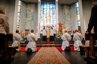 „Na swoje życie i swoje kapłaństwo trzeba popatrzeć w świetle Bożej miłości. Inaczej go nie pojmiemy ani my, ani ci, którzy będą na nas patrzeć” – mówił bp Jan Wątroba podczas Mszy św. z udzieleniem święceń prezbiteratu. 4 czerwca 2022 r. w kościele katedralnym jedenastu diakonów diecezji rzeszowskiej przyjęło sakrament kapłaństwa.
Do grona neoprezbiterów diecezji rzeszowskiej należą: ks. Sebastian Bełz z parafii w Nienadówce, ks. Krzysztof Lampart z parafii w Rudnej Wielkiej, ks. Mateusz Łachmanek z parafii w Lipinkach, ks. Karol Migut z parafii w Jasionce, ks. Marcin Murawski z parafii katedralnej w Rzeszowie, ks. Adrian Pazdan z parafii w Zagorzycach, ks. Tomasz Sienicki z parafii w Bieździedzy, ks. Dominik Świeboda z parafii w Palikówce, ks. Piotr Wąsacz z parafii bł. Władysława Findysza w Rzeszowie, ks. Mateusz Wojtuń z parafii w Święcanach oraz ks. Wiktor Zoła z parafii w Cieklinie.
Mszy św. przewodniczył i święceń udzielił bp Jan Wątroba. Eucharystię koncelebrowało około osiemdziesięciu księży, m.in: przełożeni Wyższego Seminarium Duchownego w Rzeszowie oraz proboszczowie i wikariusze z parafii rodzinnych neoprezbiterów. W Mszy św. uczestniczył abp Edward Nowak, bp Kazimierz Górny i bp Edward Białogłowski.
Zebranych w kościele katedralnym powitał ks. Krzysztof Gołąbek, proboszcz parafii.
W homilii bp Jan Wątroba nawiązał do słów z Ewangelii według św. Jana w których Chrystus tłumaczy co to znaczy być dobrym pasterzem. „Być kapłanem w Kościele Chrystusowym to znaczy mieć udział w Jego pasterskiej misji i stale upodabniać się do Dobrego Pasterza, który zna owce, karmi je, broni i jest gotów oddać życie dla ich dobra” – mówił hierarcha.
Po homilii odbył się obrzędy święceń: przyrzeczenie czci i posłuszeństwa Biskupowi Ordynariuszowi, Litania do Wszystkich Świętych podczas której kandydaci leżeli krzyżem, nałożenie rąk, modlitwa święceń oraz namaszczenie rąk krzyżmem i wręczenie chleba i wina. Podczas Liturgii Eucharystycznej nowo wyświęceni po raz pierwszy wyciągnęli dłonie nad chlebem i winem wypowiadając słowa konsekracji.
Na zakończenie Mszy św. ks. Tomasz Sienicki, podziękował w imieniu nowo wyświęconych wszystkim, którzy przyczynili się do przygotowania ich do kapłaństwa. Słowa wdzięczności, m.in. przełożonym Wyższego Seminarium Duchownego w Rzeszowie i rodzicom neoprezbiterów, wypowiedział bp Jan Wątroba. 
W drodze do zakrystii neoprezbiterzy zatrzymali się przy figurze Matki Bożej Fatimskiej zawierzając swoje kapłaństwo Matce Bożej.
W niedzielę, 5 czerwca, w Uroczystość Zesłania Ducha Świętego, neoprezbiterzy będą sprawować w swoich rodzinnych parafiach uroczyste Msze św. prymicyjne, a w najbliższych tygodniach otrzymają skierowania do parafii.

Fot. ks. Jakub Nagi oraz biala-wrona.pl
