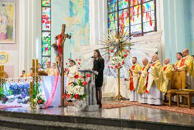 Uroczystość Chrystusa Króla to także święto Akcji Katolickiej i KSM-u. Centralnej uroczystości w Katedrze przewodniczył biskup diecezjalny Jan Wątroba. Eucharystię koncelebrowało 25 księży, wśród nich ks. Stanisław Potera – asystent diecezjalny AK i ks. Tomasz Ryczek – asystent diecezjalny KSM. Po wyznaniu wiary 88 młodych osób złożyło przyrzeczenie Katolickiego Stowarzyszenia Młodzieży. Obrzęd przyrzeczenia prowadził Paweł Grodzki – prezes KSM Diecezji Rzeszowskiej. Ceremonia zakończyła się odśpiewaniem hymnu KSM i zawołaniem: „Przez cnotę, naukę i pracę, służyć Bogu i Ojczyźnie, Gotów!”

Po Komunii św. bp Jan Wątroba, razem z ks. Stanisławem Poterą, wręczył nominacje 20 nowym prezesom oddziałów parafialnych Akcji Katolickiej. Krótkie przemówienia wypowiedzieli kolejno: Jeremi Kalkowski – prezes Zarządu Diecezjalnego Instytutu AK i Paweł Grodzki.

Po Komunii św. wszyscy zebrani uklękli przed Najświętszym Sakramentem. Biskup Ordynariusz odczytał Jubileuszowy Akt Przyjęcia Jezusa Chrystusa za Króla i Pana.

Po Mszy św. bp Jan Wątroba wręczył odznaki i legitymacje nowym członkom KSM.

fot. Fotografiarzeszow