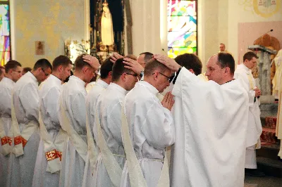 Z pomocą Pana Boga i naszego Zbawiciela, Jezusa Chrystusa, wybieramy tych naszych braci do stanu prezbiteratu”. Tymi słowami, zawartymi w obrzędach święceń, 26 maja br. bp Kazimierz Górny przyjął do grona kapłanów siedemnastu diakonów z Wyższego Seminarium Duchownego w Rzeszowie.
Uroczystą Mszę św. z udzieleniem sakramentu święceń koncelebrowało 110 kapłanów. W homilii Ksiądz Biskup spośród wielu cech, którymi powinien odznaczać się kapłan, wyróżnił wierność Chrystusowi. Odniósł się do obecnych realiów, w których przyjdzie posługiwać neoprezbiterom, a wobec nowych wymagań współczesności, Ksiądz Biskup postawił im za wzór postacie św. Józefa Sebastiana Pelczara oraz błogosławionych kapłanów pochodzących z terenu naszej diecezji: Jana Balickiego, Władysława Findysza, Romana Sitko i Józefa Kowalskiego.
Obrzędy święceń rozpoczęły się po homilii. Najpierw diakoni złożyli przyrzeczenie czci i posłuszeństwa wobec biskupa i jego następców. Następnie wszyscy zgromadzeni, śpiewając Litanię do Wszystkich Świętych, prosili o wylanie Ducha Świętego na kandydatów do prezbiteratu, którzy w tym momencie modlili się leżąc krzyżem. Kluczowym momentem liturgii święceń było nałożenie rąk na głowy diakonów przez Księdza Biskupa i prezbiterów oraz odmówienie modlitwy konsekracyjnej. Od tej chwili diecezja rzeszowska wzbogaciła się o nowych siedemnastu kapłanów, którzy po raz pierwszy celebrowali Eucharystię ze swoim biskupem. Po jej zakończeniu, powierzyli całe swoje kapłańskie życie opiece Maryi - Matce kapłanów.
Dzień święceń kapłańskich jest uroczystością dla całej diecezji. Bowiem tych siedemnastu nowych księży, którzy poświęcili całe swoje życie na ofiarną służbę Bogu, Kościołowi i Ojczyźnie, stanowi wyjątkowo radosny prezent nie tylko dla ich Matek, które obchodziły tego dnia swoje święto, ale są oni darem dla całego Kościoła i diecezji rzeszowskiej, w której będą posługiwać. Neoprezbiterzy pod koniec czerwca otrzymają skierowanie na zastępstwa w parafiach diecezji, a od końca sierpnia rozpoczną pracę jako wikariusze na swoich pierwszych placówkach.

Święcenia przyjęli:

ks. Grzegorz Białoń z Małastowa
ks. Wojciech Chrostowski z Gorlic (Fara)
ks. Mirosław Dziadosz z Jasła (Chrystus Król)
ks. Paweł Gąsior z Rożnowic
ks. Mirosław Głowacki z Chmielowa (diec. sandomierska)
ks. Damian Jacek z Czudca
ks. Mirosław Kardaś ze Strzyżowa (św. J. S. Pelczara)
ks. Tomasz Kołodziej z Trzebosi
ks. Filip Mikuła z Rzeszowa (Katedra)
ks. Mateusz Mycek z Sędziszowa Małopolskiego (Fara)
ks. Marcin Pokrywka z Przeworska (Ojcowie Bernardyni, diec. przemyska)
ks. Nikodem Rybczyk z Gorlic (Fara)
ks. Tomasz Ryczek z Turzy (diec. tarnowska)
ks. Paweł Sikora z Rzeszowa (Zwięczyca - św. Józefa)
ks. Krzysztof Wilczkiewicz z Gorlic (Glinik)
ks. Tomasz Wójcik z Niewodnej
ks. Julian Wybraniec z Rzeszowa (św. Rocha)