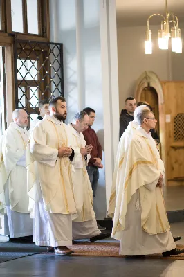 W Wielki Czwartek o godz. 10.00 w naszej Katedrze bp Jan Wątroba przewodniczył Mszy Krzyżma. Jest ona wyrazem jedności i wspólnoty duchowieństwa diecezji. Podczas tej Mszy Świętej biskup poświęcił olej chorych, katechumenów oraz olej krzyżma. Księża koncelebrujący z biskupem Eucharystię odnowili przyrzeczenia kapłańskie.
W koncelebrze wzięli udział bp Kazimierz Górny, bp Edward Białogłowski oraz 179 kapłanów z całej diecezji. W Eucharystii wzięli również udział licznie zebrani ministranci, lektorzy, animatorzy, ceremoniarze, członkowie scholi parafialnych i dziewczęcej służby maryjnej.
fot. Małgorzata Ryndak