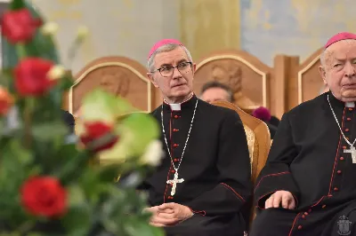 18 maja 2025 r., w katedrze rzeszowskiej celebrowano Eucharystię z okazji 25. rocznicy przyjęcia sakry biskupiej przez bp. Jana Wątrobę. Mszy św. przewodniczył Biskup Rzeszowski, zaś w koncelebrze wzięli udział: abp Józef Michalik, abp Adam Szal, bp Edward Białogłowski, bp Kazimierz Górny, bp Stanisław Jamrozek, bp Marian Rojek, bp Jan Śrutwa oraz kilkudziesięciu kapłanów. W Eucharystii uczestniczyły liczne delegacje osób życia konsekrowanego, przedstawiciele instytucji, fundacji i stowarzyszeń kościelnych. W katedrze rzeszowskiej obecni byli również parlamentarzyści sejmu i senatu, władze wojewódzkie, samorządowe, władze Rzeszowa, rektorzy wyższych uczelni, dyrektorzy instutucji regionalnych, kuratorium oświaty, a także szpitali. Homilię wygłosił bp Edward Białogłowski, biskup pomocniczy senior, który podkreślił, że świętowanie srebrnego jubileuszu Biskupa Rzeszowskiego wpisuje się w przeżywanie Roku Świętego, ale także kolejną rocznicę urodzin św. Jana Pawła II, rocznicę bitwy pod Monte Cassino, inaugurację pontyfikatu Ojca Świętego Leona XIV oraz rocznicę beatyfikacji Józef Sebastiana Pelczara. Na zakończenie liturgii Karolina i Dariusz Kosakowie z dziećmi, jako przedstawiciele diecezjan, przekazali życzenia Jubilatowi. W uroczystej liturgii wzięło udział kilkuset muzyków, chórzystów i członków orkiestr, którzy brali udział w projekcie „Podkarpacie śladami św. Jana Pawła II”. Przedsięwzięcie zostało zorganizowane przez Polski Związek Chórów i Orkiestr – Oddział w Rzeszowie. fot. ks. Jakub Oczkowicz