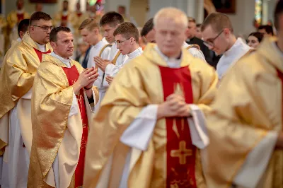 „Na swoje życie i swoje kapłaństwo trzeba popatrzeć w świetle Bożej miłości. Inaczej go nie pojmiemy ani my, ani ci, którzy będą na nas patrzeć” – mówił bp Jan Wątroba podczas Mszy św. z udzieleniem święceń prezbiteratu. 4 czerwca 2022 r. w kościele katedralnym jedenastu diakonów diecezji rzeszowskiej przyjęło sakrament kapłaństwa.
Do grona neoprezbiterów diecezji rzeszowskiej należą: ks. Sebastian Bełz z parafii w Nienadówce, ks. Krzysztof Lampart z parafii w Rudnej Wielkiej, ks. Mateusz Łachmanek z parafii w Lipinkach, ks. Karol Migut z parafii w Jasionce, ks. Marcin Murawski z parafii katedralnej w Rzeszowie, ks. Adrian Pazdan z parafii w Zagorzycach, ks. Tomasz Sienicki z parafii w Bieździedzy, ks. Dominik Świeboda z parafii w Palikówce, ks. Piotr Wąsacz z parafii bł. Władysława Findysza w Rzeszowie, ks. Mateusz Wojtuń z parafii w Święcanach oraz ks. Wiktor Zoła z parafii w Cieklinie.
Mszy św. przewodniczył i święceń udzielił bp Jan Wątroba. Eucharystię koncelebrowało około osiemdziesięciu księży, m.in: przełożeni Wyższego Seminarium Duchownego w Rzeszowie oraz proboszczowie i wikariusze z parafii rodzinnych neoprezbiterów. W Mszy św. uczestniczył abp Edward Nowak, bp Kazimierz Górny i bp Edward Białogłowski.
Zebranych w kościele katedralnym powitał ks. Krzysztof Gołąbek, proboszcz parafii.
W homilii bp Jan Wątroba nawiązał do słów z Ewangelii według św. Jana w których Chrystus tłumaczy co to znaczy być dobrym pasterzem. „Być kapłanem w Kościele Chrystusowym to znaczy mieć udział w Jego pasterskiej misji i stale upodabniać się do Dobrego Pasterza, który zna owce, karmi je, broni i jest gotów oddać życie dla ich dobra” – mówił hierarcha.
Po homilii odbył się obrzędy święceń: przyrzeczenie czci i posłuszeństwa Biskupowi Ordynariuszowi, Litania do Wszystkich Świętych podczas której kandydaci leżeli krzyżem, nałożenie rąk, modlitwa święceń oraz namaszczenie rąk krzyżmem i wręczenie chleba i wina. Podczas Liturgii Eucharystycznej nowo wyświęceni po raz pierwszy wyciągnęli dłonie nad chlebem i winem wypowiadając słowa konsekracji.
Na zakończenie Mszy św. ks. Tomasz Sienicki, podziękował w imieniu nowo wyświęconych wszystkim, którzy przyczynili się do przygotowania ich do kapłaństwa. Słowa wdzięczności, m.in. przełożonym Wyższego Seminarium Duchownego w Rzeszowie i rodzicom neoprezbiterów, wypowiedział bp Jan Wątroba. 
W drodze do zakrystii neoprezbiterzy zatrzymali się przy figurze Matki Bożej Fatimskiej zawierzając swoje kapłaństwo Matce Bożej.
W niedzielę, 5 czerwca, w Uroczystość Zesłania Ducha Świętego, neoprezbiterzy będą sprawować w swoich rodzinnych parafiach uroczyste Msze św. prymicyjne, a w najbliższych tygodniach otrzymają skierowania do parafii.

Fot. ks. Jakub Nagi oraz biala-wrona.pl
