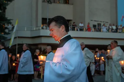 W niedzielę 13 sierpnia przeżywaliśmy kolejne w tym roku Nabożeństwo Fatimskie. O godz. 18.40 zostały przedstawione prośby i podziękowania do Matki Bożej Fatimskiej, w intencji których sprawowana była także Msza Święta. Eucharystii przewodniczył ks. Piotr Fortuna (proboszcz parafii Rzeszów-Matysówka), homilię zaś wygłosił ks. Jan Pyziak (proboszcz parafii Rzeszów-Matysówka w latach 1985-2018). Po Mszy Świętej wyruszyła procesja z figurą Matki Bożej, podczas której modlitwę różańcową prowadzili przedstawiciele parafii Rzeszów-Zalesie wraz ze swoim duszpasterzem ks. Łukaszem Jaskiem. Modlitwę ubogaciła obecność Orkiestry Dętej pod dyrekcją Tadeusza Cielaka. Nabożeństwo zakończył Apel Jasnogórski. fot. Joanna Prasoł