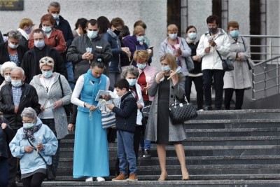 W czwartek 13 maja przeżywaliśmy uroczyste Nabożeństwo Fatimskie. Naszym modlitwom przewodniczył ks. dr Sławomir Jeziorski, prefekt i wykładowca Wyższego Seminarium Duchownego w Rzeszowie. O godz. 18.45 zostały przedstawione prośby i podziękowania do Matki Bożej Fatimskiej, w intencji których sprawowana była także Msza Święta. W koncelebrze uczestniczył ks. Piotr Tarnawski, radca Nuncjatury Apostolskiej w Moskwie, ks. Jan Młynarczyk, emerytowany proboszcz parafii Matki Bożej Królowej Polski i św. Jana Kantego w Sandomierzu i ks. Krzysztof Gołąbek, proboszcz parafii katedralnej i kustosz sanktuarium. Po Mszy Świętej wyruszyła procesja z figurą Matki Bożej. Nabożeństwo zakończył Apel Jasnogórski. fot. Małgorzata Ryndak