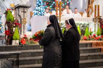 „Nasza wdzięczność jest szczególna wobec osób konsekrowanych za ich czytelne świadectwo wiary i za to, że żyjąc wiarą na co dzień ukazują chrystusowy styl życia” – mówił biskup Jan Wątroba podczas Mszy św. w katedrze rzeszowskiej w święto Ofiarowania Pańskiego. W Eucharystii, z okazji swojego święta patronalnego, uczestniczyły osoby konsekrowane posługujące w diecezji rzeszowskiej.
Mszy św. w katedrze rzeszowskiej przewodniczył bp Jan Wątroba, który modlił się w intencji osób konsekrowanych, przeżywających w święto Ofiarowania Pańskiego (02.02.) swoje święto patronalne. Eucharystię koncelebrował ks. Stanisław Kamiński, wikariusz biskupi ds. zakonnych, a także 9 kapłanów.
Na początku Mszy św. ks. Stanisław Kamiński powitał zebranych i wprowadził w przeżywaną liturgię. Następnie odbył się obrzęd błogosławieństwa świec i procesja z dolnego kościoła do głównej części katedry rzeszowskiej
Homilię wygłosił bp Jan Wątroba, który w pierwszej części, odnosząc się do przeżywanego święta, nawiązał do postawy Matki Najświętszej i św. Józefa. „Maryja uczy nas, że wierność Bogu oznacza wypełnianie prawa Bożego. Ona wypełniła wszystko bez wyjątku. Choć sama nie potrzebowała oczyszczenia, pozostała jednak posłuszna prawu. Skromna, prosta, uboga kobieta, poddana Bogu. W postawie Maryi i Józefa można dostrzec piękną lekcję dla rodziców i wychowawców. Rodzice powinni przedstawiać, czyli zawierzać swoje dzieci Panu Bogu. To jest gest wdzięczności wobec Stwórcy, a także znak wielkiej pokory wobec niełatwej misji rodzicielskiej i wychowawczej. Pełny rozwój człowieka dokonuje się dzięki Bożej łasce, a rodzice powinni się czuć narzędziem Bożej łaski, dlatego powinni często błogosławić swoje dzieci, modlić się za nie i z nimi oraz wciąż na nowo zawierzać je Panu Bogu” – mówił bp Wątroba.
Biskup Rzeszowski odnosząc się do obchodzonego Dnia życia konsekrowanego powiedział: „Trzy elementy wspólnoty: słowo, wierność i otwarcie na Ducha Świętego stanowią istotę życia każdej osoby konsekrowanej. Rozważać słowo Boże, trwać wiernie na modlitwie i być otwartym na to, co Duch Święty chce nam powiedzieć, to wypełnić powołanie do życia konsekrowanego, a jednocześnie wyznać wiarę w Kościół Chrystusowy. Nasza wdzięczność jest szczególna wobec osób konsekrowanych za ich czytelne świadectwo wiary i za to, że żyjąc wiarą na co dzień ukazują chrystusowy styl życia. Towarzyszą nam przez swoją pełną zatroskania miłosierną obecność, ale także przez milczącą obecność przepełnioną modlitwą w intencjach Kościoła, świata, a także poszczególnych osób i wspólnot”.
Po homilii osoby konsekrowane zgromadzone w katedrze odnowiły swoje przyrzeczenia.
Na zakończenie liturgii s. Agata Jakieła CSFN, referentka diecezjalna ds. życia konsekrowanego, podziękowała bp. Janowi Wątrobie za przewodniczenie liturgii i modlitwę w intencji osób życia konsekrowanego.
W Eucharystii w rzeszowskiej katedrze uczestniczyło prawie 100 osób życia konsekrowanego, a pośród nich ojcowie i bracia zakonni, siostry zakonne, wdowy i dziewice konsekrowane oraz członkowie instytutów świeckich. Śpiewy podczas liturgii wykonała Katedralna Schola Liturgiczna pod dyrekcją ks. Juliana Wybrańca, a przy organach zasiadł katedralny organista – Wiesław Siewierski. 

fot. Jola Warchoł