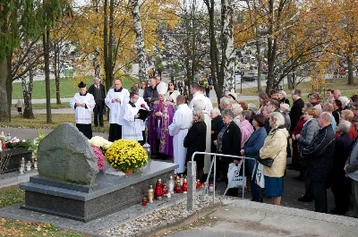 1 listopada 2018 r., w Uroczystość Wszystkich Świętych, na rzeszowskich cmentarzach odbyły się Msze św. i procesje w intencji zmarłych. Nabożeństwu na największej rzeszowskiej nekropolii, Cmentarzu Komunalnym Wilkowyja, przewodniczył bp Jan Wątroba, a liturgię w kaplicy cmentarnej oraz procesję za zmarłych przygotowali duszpasterze i wierni z naszej parafii katedralnej. Homilię wygłosił ks. proboszcz ks. Krzysztof Gołąbek. Kaznodzieja zwrócił uwagę, że jako wyznawcy Zmartwychwstałego Chrystusa patrzymy dalej niż ziemia. „Nasz wzrok zatrzymuje się dzisiaj na grobach, na ziemi, ale przez wiarę widzimy więcej, widzimy niebo” – podkreślił.  Po Mszy św. odbyła się procesja z modlitwami w intencji zmarłych. Przy pierwszej stacji, gdzie modlitwą obejmuje się zmarłych papieży, biskupów, kapłanów oraz osoby konsekrowane, uczestnicy procesji zatrzymali się przy grobie ks. Józefa Sondeja. Niedaleko, na tym samy skwerze, pochowani są m.in.: ks. Jan Delekta, ks. Walenty Bal, ks. Józef Kapusta, ks. płk Józef Pałęga oraz zmarli zakonnicy: pijarzy, dominikanie i salezjanie.  fot. ks. Tomasz Nowak