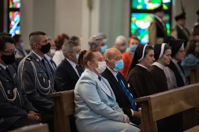 W poniedziałek 18 maja o godz. 18.00 w naszej Katedrze miało miejsce dziękczynienie w stulecie urodzin Karola Wojtyły – św. Jana Pawła II. W tym dniu dziękowaliśmy również i modliliśmy się w intencji naszych Księży Biskupów: Jana – z racji 20. rocznicy sakry biskupiej oraz Kazimierza – z racji 60. rocznicy święceń kapłańskich, a także w intencji naszego Księdza Infułata Stanisława w 60. rocznicę święceń kapłańskich. Eucharystii przewodniczył bp Jan Wątroba. Mszę św. koncelebrowali: bp Kazimierz Górny, bp Edward Białogłowski, infułaci: ks. Stanisław Mac i ks. Wiesław Szurek, księża dziekani oraz duchowni z różnych instytucji diecezji rzeszowskiej.  W Mszy św. uczestniczyły władze państwowe i samorządowe oraz służby mundurowe. fot. Dariusz Kamiński (fotografiarzeszow.com.pl)