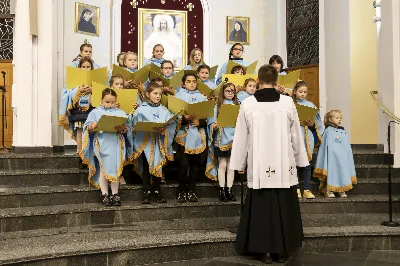 W sobotę 16 października w Katedrze Rzeszowskiej, w rocznicę wyboru św. Jana Pawła II na papieża, uroczystą Mszą Świętą zakończyły się obchody Dnia Patrona Szkoły Podstawowej nr 23 w Rzeszowie. Eucharystię celebrował oraz homilię wygłosił proboszcz Katedry ks. Krzysztof Gołąbek. W kazaniu przywołał swoje osobiste wspomnienia spotkań ze św. Janem Pawłem II. Na Mszy Świętej obecna była Dyrekcja, nauczyciele oraz uczniowie naszej Szkoły. Dyrekcji, nauczycielom, pracownikom oraz wszystkim uczniom Szkoły Podstawowej nr 23 w Rzeszowie życzymy, by św. Jan Paweł II dodawał sił, by codziennie wypływać na głębię prawdy, dobra i piękna. fot. Joanna Prasoł 