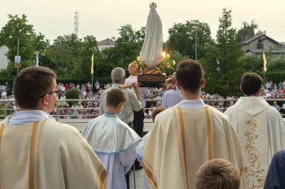 We wtorek 13 lipca przeżywaliśmy uroczyste Nabożeństwo Fatimskie. Naszym modlitwom przewodniczył ks. Patryk Chmielewski SDB. O godz. 18.40 zostały przedstawione prośby i podziękowania do Matki Bożej Fatimskiej, w intencji których sprawowana była także Msza Święta. Po Mszy Świętej wyruszyła procesja z figurą Matki Bożej. Nabożeństwo zakończył Apel Jasnogórski. fot. Joanna Prasoł