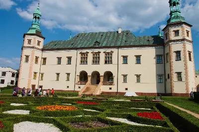 W ostatnią sobotę sierpnia katedralni parafianie pod opieką księdza proboszcza Krzysztofa Gołąbka pielgrzymowali do klasztoru na Świętym Krzyżu oraz Kielc.
Pierwszym punktem był spacer na platformę widokowo-obserwacyjną, gdzie mogliśmy podziwiać jedne z największych gołoborzy w Polsce. Gołoborza łysogórskie tworzą interesujące pola kamieni pośród lasów Puszczy Jodłowej. Nasyceni malowniczymi widokami udaliśmy się do Klasztoru Oblatów, gdzie z przewodnikiem zwiedziliśmy kryptę księcia Jeremiego Wiśniowieckiego, poznaliśmy historię powstawania Klasztoru oraz jego burzliwe dzieje. Zwiedziliśmy muzeum misyjne Ojców Oblatów i dotarliśmy do kaplicy, gdzie znajdują się relikwie drzewa Krzyża Świętego. W skupieniu i refleksji uczestniczyliśmy w modlitwie, błogosławieństwie i ucałowaniu relikwiarza.
Najważniejszym punktem na naszym pielgrzymim szlaku była Msza Święta sprawowana przez księdza proboszcza Krzysztofa Gołąbka w intencjach wszystkich uczestników pielgrzymki. Była ona dla nas szczególnym przeżyciem, ponieważ była odprawiana w Bazylice Mniejszej pw. Trójcy Świętej, sąsiadującej z kaplicą, w której znajduje się cząstka Ziemi Świętej – relikwie Świętego Krzyża. Po Mszy Świętej przyszedł czas na indywidualne zwiedzanie – wykorzystaliśmy go, aby wejść na platformę widokową wieży, skąd rozpościerają się wspaniałe i zachwycające widoki.
Następnie pojechaliśmy do Kielc, gdzie przy słonecznej pogodzie spacerowaliśmy po Rezerwacie Kadzielnia, podziwiając dawny kamieniołom, Skałkę Geologów, Pomnik Dekalogu oraz amfiteatr kielecki.
Z uwagi na wspaniały wystrój i wyjątkowe zabytki Bazyliki Katedralnej Wniebowzięcia Najświętszej Maryi Panny, ta świątynia na długo pozostanie w naszej pamięci. Podziwialiśmy również znajdujący się obok Bazyliki były Pałac Biskupów Krakowskich (obecnie znajduje się tam Muzeum Narodowe) oraz znajdujący się za nim ogród włoski.
Wycieczkę zakończyliśmy spacerem po rynku kieleckim, gdzie mogliśmy zobaczyć wyjątkowe mieszczańskie kamienice sprzed 150 lat.
Czas pielgrzymki był dla wszystkich pielgrzymów dobrze i owocnie spędzonym dniem. Nie zabrakło w nim modlitwy i refleksji, a także zachwytu nad pięknem przyrody i historycznymi zabytkami. Zachęcamy wszystkich do udziału w kolejnych pielgrzymkach.
Agnieszka i Arkadiusz Sowa
fot. Andrzej Kotowicz 