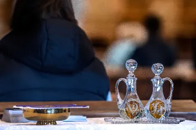 W IV Niedzielę Wielkiego Postu, podczas Mszy Świętej o godz. 12:00, ks. Krzysztof Gołąbek – proboszcz naszej Katedry, przyjął do grona Liturgicznej Służby Ołtarza dziesięciu nowych ministrantów! Po odpowiednim przygotowaniu, pod czujnym okiem ks. Pawła Wójcika oraz animatorów, chłopcy otrzymali stopień ministranta choralisty – po raz pierwszy założyli kołnierzyki i otrzymali legitymacje ministranckie. To wyjątkowy moment i ogromna radość dla naszej wspólnoty! 
Serdecznie gratulujemy chłopcom odwagi oraz życzymy wytrwałości w tej pięknej służbie przy Ołtarzu Pana Jezusa. 
Jeśli chcesz dołączyć do grona ministrantów – serdecznie zapraszamy! Zainteresowanych prosimy o kontakt z ks. Pawłem Wójcikiem.
 fot. Joanna Prasoł