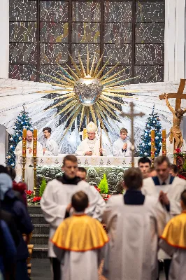 „Nasza wdzięczność jest szczególna wobec osób konsekrowanych za ich czytelne świadectwo wiary i za to, że żyjąc wiarą na co dzień ukazują chrystusowy styl życia” – mówił biskup Jan Wątroba podczas Mszy św. w katedrze rzeszowskiej w święto Ofiarowania Pańskiego. W Eucharystii, z okazji swojego święta patronalnego, uczestniczyły osoby konsekrowane posługujące w diecezji rzeszowskiej.
Mszy św. w katedrze rzeszowskiej przewodniczył bp Jan Wątroba, który modlił się w intencji osób konsekrowanych, przeżywających w święto Ofiarowania Pańskiego (02.02.) swoje święto patronalne. Eucharystię koncelebrował ks. Stanisław Kamiński, wikariusz biskupi ds. zakonnych, a także 9 kapłanów.
Na początku Mszy św. ks. Stanisław Kamiński powitał zebranych i wprowadził w przeżywaną liturgię. Następnie odbył się obrzęd błogosławieństwa świec i procesja z dolnego kościoła do głównej części katedry rzeszowskiej
Homilię wygłosił bp Jan Wątroba, który w pierwszej części, odnosząc się do przeżywanego święta, nawiązał do postawy Matki Najświętszej i św. Józefa. „Maryja uczy nas, że wierność Bogu oznacza wypełnianie prawa Bożego. Ona wypełniła wszystko bez wyjątku. Choć sama nie potrzebowała oczyszczenia, pozostała jednak posłuszna prawu. Skromna, prosta, uboga kobieta, poddana Bogu. W postawie Maryi i Józefa można dostrzec piękną lekcję dla rodziców i wychowawców. Rodzice powinni przedstawiać, czyli zawierzać swoje dzieci Panu Bogu. To jest gest wdzięczności wobec Stwórcy, a także znak wielkiej pokory wobec niełatwej misji rodzicielskiej i wychowawczej. Pełny rozwój człowieka dokonuje się dzięki Bożej łasce, a rodzice powinni się czuć narzędziem Bożej łaski, dlatego powinni często błogosławić swoje dzieci, modlić się za nie i z nimi oraz wciąż na nowo zawierzać je Panu Bogu” – mówił bp Wątroba.
Biskup Rzeszowski odnosząc się do obchodzonego Dnia życia konsekrowanego powiedział: „Trzy elementy wspólnoty: słowo, wierność i otwarcie na Ducha Świętego stanowią istotę życia każdej osoby konsekrowanej. Rozważać słowo Boże, trwać wiernie na modlitwie i być otwartym na to, co Duch Święty chce nam powiedzieć, to wypełnić powołanie do życia konsekrowanego, a jednocześnie wyznać wiarę w Kościół Chrystusowy. Nasza wdzięczność jest szczególna wobec osób konsekrowanych za ich czytelne świadectwo wiary i za to, że żyjąc wiarą na co dzień ukazują chrystusowy styl życia. Towarzyszą nam przez swoją pełną zatroskania miłosierną obecność, ale także przez milczącą obecność przepełnioną modlitwą w intencjach Kościoła, świata, a także poszczególnych osób i wspólnot”.
Po homilii osoby konsekrowane zgromadzone w katedrze odnowiły swoje przyrzeczenia.
Na zakończenie liturgii s. Agata Jakieła CSFN, referentka diecezjalna ds. życia konsekrowanego, podziękowała bp. Janowi Wątrobie za przewodniczenie liturgii i modlitwę w intencji osób życia konsekrowanego.
W Eucharystii w rzeszowskiej katedrze uczestniczyło prawie 100 osób życia konsekrowanego, a pośród nich ojcowie i bracia zakonni, siostry zakonne, wdowy i dziewice konsekrowane oraz członkowie instytutów świeckich. Śpiewy podczas liturgii wykonała Katedralna Schola Liturgiczna pod dyrekcją ks. Juliana Wybrańca, a przy organach zasiadł katedralny organista – Wiesław Siewierski. 

fot. Jola Warchoł