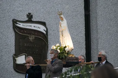 W poniedziałek 13 lipca przeżywaliśmy uroczyste Nabożeństwo Fatimskie. Naszym modlitwom przewodniczył o. Sebastian Chmiel, misjonarz kombonianin. O godz. 18.40 zostały przedstawione prośby i podziękowania do Matki Bożej Fatimskiej, w intencji których sprawowana była także Msza Święta. Po Mszy Świętej wyruszyła procesja z figurą Matki Bożej. Nabożeństwo zakończył Apel Jasnogórski. fot. Joanna Prasoł