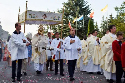 W piątek 8 czerwca obchodziliśmy Uroczystość Najświętszego Serca Pana Jezusa. Jest to nasze święto patronalne złączone z możliwością zyskania odpustu zupełnego. Uroczystej sumie odpustowej przewodniczył bp Kazimierz Górny. Kaznodzieją odpustowym był ks. Mieczysław Lignowski. fot. Joanna Prasoł