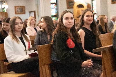 9 kwietnia w Katedrze 42 młodych osób z parafii katedralnej oraz 14 parafii Matki Bożej Częstochowskiej w Rzeszowie (Drabinianka) otrzymało sakrament bierzmowania, którego udzielił bp Jan Wątroba.
Przygotowania młodzieży trwały 2 lata, a odbywały się pod okiem ks. Krzysztofa, ks. Pawła, ks. Szczepana, s. Ewy oraz pani Agnieszki i obejmowały m.in. katechezy, spotkania formacyjne, a także przystąpienie do sakramentu pokuty. We wtorkowy wieczór kandydaci wraz ze swoimi świadkami, rodzicami, chrzestnymi czy też dziadkami zgromadzili się w Katedrze, by prosić o dary Ducha Świętego, umacniające w mężnym wyznawaniu wiary i postępowaniu według jej zasad.
Wszystkich zgromadzonych w świątyni przywitał ks. Krzysztof Gołąbek – proboszcz parafii katedralnej. Mszę Świętą koncelebrowali także ks. Tadeusz Pindara – proboszcz parafii Matki Bożej Częstochowskiej oraz kapłani posługujący w obydwu parafiach.
Następnie prośbę o udzielenie sakramentu bierzmowania zgromadzonym młodym oraz o modlitwę skierowali do Księdza Biskupa rodzice kandydatów.
W homilii bp Jan zachęcił młodych, aby w tym wyjątkowym dniu obrali Ducha Świętego za życiowego przewodnika towarzszącego im przy ważnych wyborach czy podchodzeniu do egzaminów – także tych życiowych. Wyjaśnił również znaczenie imienia Ducha Świętego – Paraklet – które tłumaczone z jęz. greckiego oznacza obrońcę, adwokata – nigdy prokuratora, nawet nie sędziego.
Będziecie moimi świadkami, gdy was umocni Duch Święty – mówi Pan Jezus. Niech nie będzie niedzieli i uroczystości bez udziału we Mszy Świętej – to jest moment dawania świadectwa. Właśnie przez zaangażowane, pełne uczestnictwo w najpiękniejszej modlitwie, jaką ma Kościół, czyli w Mszy Świętej, zdacie egzamin ze swojej dojrzałości chrześcijańskiej.
Na koniec celebrans odwołał się do obchodzonej poprzedniego dnia Uroczystości Zwiastowania Pańskiego i postawy Maryi wobec planu Bożego w Jej życiu oraz drogi, przez którą prowadził Ją Duch Święty. Podkreślił, że właśnie Maryja uczy, jak być uczennicą Ducha Świętego.
Po homilii miało miejsce odnowienie przyrzeczeń chrzcielnych. Następnie odbyła się najważniejsza część uroczystości – modlitwa Księdza Biskupa oraz namaszczenie krzyżmem każdego kandydata.
Sakrament bierzmowania jest koniecznym dopełnieniem sakramentu chrztu i wiąże się również z obraniem konkretnego patrona, którego życie i przymioty są wzorem dla młodego człowieka otrzymującego Ducha Świętego. Kandydat do bierzmowania ma więc okazję wybrać sobie świętego czy błogosławionego, którego droga do świętości najbardziej go zachwyciła. Może być to patron, którego imię nosi już od chrztu; może też wybrać sobie drugiego patrona. 
W związku z tym podczas namaszczenia krzyżmem biskup zwraca się do bierzmowanego nowo wybranym imieniem.
Po liturgii sakramentu bierzmowania miała miejsce modlitwa powszechna i liturgia eucharystyczna. Na koniec młodzi złożyli podziękowania Księdzu Biskupowi, Księżom Proboszczom oraz wszystkim, którzy poprzez swój wkład, posługę i zaangażowanie przyczynili się do przygotowania oraz przeżycia tej wyjątkowej uroczystości. Pamiątką było wspólne zdjęcie po zakończonej Mszy Świętej.
Posługę muzyczną w czasie uroczystości pełniła Katedralna Schola Liturgiczna pod dyrekcją ks. Juliana Wybrańca.

fot. Leszek Drzał
