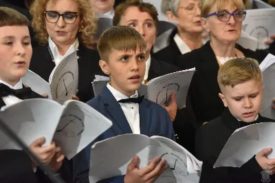 18 maja 2025 r., w katedrze rzeszowskiej celebrowano Eucharystię z okazji 25. rocznicy przyjęcia sakry biskupiej przez bp. Jana Wątrobę. Mszy św. przewodniczył Biskup Rzeszowski, zaś w koncelebrze wzięli udział: abp Józef Michalik, abp Adam Szal, bp Edward Białogłowski, bp Kazimierz Górny, bp Stanisław Jamrozek, bp Marian Rojek, bp Jan Śrutwa oraz kilkudziesięciu kapłanów. W Eucharystii uczestniczyły liczne delegacje osób życia konsekrowanego, przedstawiciele instytucji, fundacji i stowarzyszeń kościelnych. W katedrze rzeszowskiej obecni byli również parlamentarzyści sejmu i senatu, władze wojewódzkie, samorządowe, władze Rzeszowa, rektorzy wyższych uczelni, dyrektorzy instutucji regionalnych, kuratorium oświaty, a także szpitali. Homilię wygłosił bp Edward Białogłowski, biskup pomocniczy senior, który podkreślił, że świętowanie srebrnego jubileuszu Biskupa Rzeszowskiego wpisuje się w przeżywanie Roku Świętego, ale także kolejną rocznicę urodzin św. Jana Pawła II, rocznicę bitwy pod Monte Cassino, inaugurację pontyfikatu Ojca Świętego Leona XIV oraz rocznicę beatyfikacji Józef Sebastiana Pelczara. Na zakończenie liturgii Karolina i Dariusz Kosakowie z dziećmi, jako przedstawiciele diecezjan, przekazali życzenia Jubilatowi. W uroczystej liturgii wzięło udział kilkuset muzyków, chórzystów i członków orkiestr, którzy brali udział w projekcie „Podkarpacie śladami św. Jana Pawła II”. Przedsięwzięcie zostało zorganizowane przez Polski Związek Chórów i Orkiestr – Oddział w Rzeszowie. fot. ks. Jakub Oczkowicz