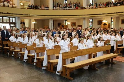 Maj to dla wielu najpiękniejszy miesiąc w roku. W liturgii Kościoła szczególnie wtedy czcimy Maryję oraz radujemy się ze Zmartwychwstania Pańskiego. W niedzielę 8 maja w naszej Katedrze dzieci z klas III doświadczyły równie wielkiej radości po raz pierwszy w pełni uczestnicząc we Mszy Świętej. To niezwykłe spotkanie z Chrystusem w Komunii Świętej zostało poprzedzone przygotowaniem poprzez katechezy w szkole i spotkania w parafii, a także spowiedzią. Poprzez niedzielne Eucharystie o godz. 12.00 i 13.30 celebrowane przez ks. Krzysztofa Gołąbka, proboszcza naszej Katedry, 88 dzieci rozpoczęło wielką przygodę z Jezusem ukrytym w Najświętszym Sakramencie. Towarzyszyli im rodzice, którzy wraz ze swoimi dziećmi przygotowywali się do tego wydarzenia, a także najbliższa rodzina. Posługę w liturgii Mszy Świętej pełniły dzieci pierwszokomunijne oraz ich rodzice.
Wielka radość serc dzieci komunijnych promieniowała na wszystkich uczestników Mszy Świętej i przypominała zebranym na liturgii, że spotkanie z Jezusem Eucharystycznym to przywilej i wielkie szczęście. Czas tej wielkiej radości został przedłużony przez „Biały Tydzień”, w którym dzieci uczestniczyły w wieczornej Eucharystii, przyjmując Jezusa do swoich serc. 

Wszystkim dzieciom, które w tym roku przeżywały swoją Pierwszą Komunię Świętą, życzymy, aby nie gasł w nich zapał do poznawania Jezusa i Jego nauki, a radość, jaka towarzyszyła tym dniom, była nieodłączną towarzyszką ich spotkań z Jezusem w Eucharystii. A s. Julicie i ks. Julianowi dziękujemy za serce włożone w przygotowanie dzieci do tego wielkiego wydarzenia.

fot. Paweł Styka