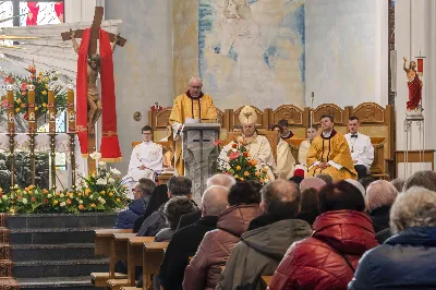 W Niedzielę Wielkanocną Mszy Świętej z procesją rezurekcyjną przewodniczył bp Edward Białogłowski.
fot. Joanna Prasoł