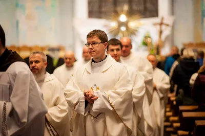 Mszy Świętej w święto Ofiarowania Pańskiego przewodniczył bp Jan Wątroba. W Eucharystii z okazji Dnia Życia Konsekrowanego uczestniczyli przedstawiciele sióstr i braci zakonnych, pustelnic, dziewic i wdów konsekrowanych oraz członków instytutów świeckich. Eucharystię koncelebrował ks. Stanisław Kamiński, wikariusz biskupi ds. zakonnych, a także 8 kapłanów. Homilię wygłosił bp Jan Wątroba. Śpiew podczas Mszy Świętej prowadziła Katedralna Schola Liturgiczna pod kierunkiem ks. Juliana Wybrańca przy akompaniamencie organowym Wiesława Siewierskiego. Fot. Paulina Lęcznar