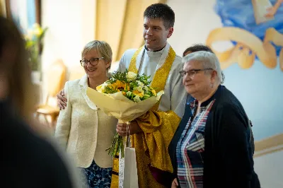 „Na swoje życie i swoje kapłaństwo trzeba popatrzeć w świetle Bożej miłości. Inaczej go nie pojmiemy ani my, ani ci, którzy będą na nas patrzeć” – mówił bp Jan Wątroba podczas Mszy św. z udzieleniem święceń prezbiteratu. 4 czerwca 2022 r. w kościele katedralnym jedenastu diakonów diecezji rzeszowskiej przyjęło sakrament kapłaństwa.
Do grona neoprezbiterów diecezji rzeszowskiej należą: ks. Sebastian Bełz z parafii w Nienadówce, ks. Krzysztof Lampart z parafii w Rudnej Wielkiej, ks. Mateusz Łachmanek z parafii w Lipinkach, ks. Karol Migut z parafii w Jasionce, ks. Marcin Murawski z parafii katedralnej w Rzeszowie, ks. Adrian Pazdan z parafii w Zagorzycach, ks. Tomasz Sienicki z parafii w Bieździedzy, ks. Dominik Świeboda z parafii w Palikówce, ks. Piotr Wąsacz z parafii bł. Władysława Findysza w Rzeszowie, ks. Mateusz Wojtuń z parafii w Święcanach oraz ks. Wiktor Zoła z parafii w Cieklinie.
Mszy św. przewodniczył i święceń udzielił bp Jan Wątroba. Eucharystię koncelebrowało około osiemdziesięciu księży, m.in: przełożeni Wyższego Seminarium Duchownego w Rzeszowie oraz proboszczowie i wikariusze z parafii rodzinnych neoprezbiterów. W Mszy św. uczestniczył abp Edward Nowak, bp Kazimierz Górny i bp Edward Białogłowski.
Zebranych w kościele katedralnym powitał ks. Krzysztof Gołąbek, proboszcz parafii.
W homilii bp Jan Wątroba nawiązał do słów z Ewangelii według św. Jana w których Chrystus tłumaczy co to znaczy być dobrym pasterzem. „Być kapłanem w Kościele Chrystusowym to znaczy mieć udział w Jego pasterskiej misji i stale upodabniać się do Dobrego Pasterza, który zna owce, karmi je, broni i jest gotów oddać życie dla ich dobra” – mówił hierarcha.
Po homilii odbył się obrzędy święceń: przyrzeczenie czci i posłuszeństwa Biskupowi Ordynariuszowi, Litania do Wszystkich Świętych podczas której kandydaci leżeli krzyżem, nałożenie rąk, modlitwa święceń oraz namaszczenie rąk krzyżmem i wręczenie chleba i wina. Podczas Liturgii Eucharystycznej nowo wyświęceni po raz pierwszy wyciągnęli dłonie nad chlebem i winem wypowiadając słowa konsekracji.
Na zakończenie Mszy św. ks. Tomasz Sienicki, podziękował w imieniu nowo wyświęconych wszystkim, którzy przyczynili się do przygotowania ich do kapłaństwa. Słowa wdzięczności, m.in. przełożonym Wyższego Seminarium Duchownego w Rzeszowie i rodzicom neoprezbiterów, wypowiedział bp Jan Wątroba. 
W drodze do zakrystii neoprezbiterzy zatrzymali się przy figurze Matki Bożej Fatimskiej zawierzając swoje kapłaństwo Matce Bożej.
W niedzielę, 5 czerwca, w Uroczystość Zesłania Ducha Świętego, neoprezbiterzy będą sprawować w swoich rodzinnych parafiach uroczyste Msze św. prymicyjne, a w najbliższych tygodniach otrzymają skierowania do parafii.

Fot. ks. Jakub Nagi oraz biala-wrona.pl
