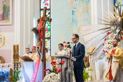 Uroczystość Chrystusa Króla to także święto Akcji Katolickiej i KSM-u. Centralnej uroczystości w Katedrze przewodniczył biskup diecezjalny Jan Wątroba. Eucharystię koncelebrowało 25 księży, wśród nich ks. Stanisław Potera – asystent diecezjalny AK i ks. Tomasz Ryczek – asystent diecezjalny KSM. Po wyznaniu wiary 88 młodych osób złożyło przyrzeczenie Katolickiego Stowarzyszenia Młodzieży. Obrzęd przyrzeczenia prowadził Paweł Grodzki – prezes KSM Diecezji Rzeszowskiej. Ceremonia zakończyła się odśpiewaniem hymnu KSM i zawołaniem: „Przez cnotę, naukę i pracę, służyć Bogu i Ojczyźnie, Gotów!”

Po Komunii św. bp Jan Wątroba, razem z ks. Stanisławem Poterą, wręczył nominacje 20 nowym prezesom oddziałów parafialnych Akcji Katolickiej. Krótkie przemówienia wypowiedzieli kolejno: Jeremi Kalkowski – prezes Zarządu Diecezjalnego Instytutu AK i Paweł Grodzki.

Po Komunii św. wszyscy zebrani uklękli przed Najświętszym Sakramentem. Biskup Ordynariusz odczytał Jubileuszowy Akt Przyjęcia Jezusa Chrystusa za Króla i Pana.

Po Mszy św. bp Jan Wątroba wręczył odznaki i legitymacje nowym członkom KSM.

fot. Fotografiarzeszow