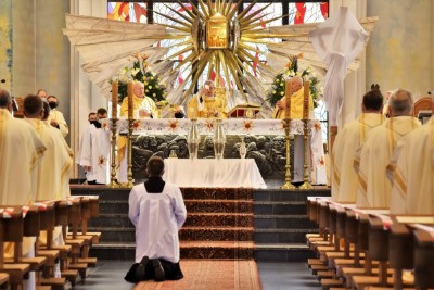 1 kwietnia 2021 r., w Wielki Czwartek, w naszej Katedrze została odprawiona Msza Krzyżma. Eucharystii przewodniczył bp Jan Wątroba. W koncelebrze uczestniczył bp Kazimierz Górny, bp Edward Białogłowski oraz 50 księży – z powodu ograniczeń związanych ze stanem epidemii byli to tylko przedstawiciele duchowieństwa diecezji rzeszowskiej. Do katedry nie przyjechała Liturgiczna Służba Ołtarza i schole. Po Komunii św. bp Jan Wątroba poświęcił olej krzyżma, który jest używany m.in. podczas udzielania sakramentu chrztu, bierzmowania i święceń kapłańskich. Wcześniej biskup pobłogosławił olej chorych i olej katechumenów.  Przed błogosławieństwem ks. Waldemar Dopart, proboszcz parafii św. Józefa na osiedlu Staromieście w Rzeszowie, w imieniu wszystkich kapłanów złożył biskupom świąteczne życzenia.  Na zakończenie Mszy Świętej Biskup Rzeszowski ogłosił nominację ks. Pawła Synosia, delegata biskupa ds. formacji stałej kapłanów na wikariusza biskupiego ds. formacji stałej kapłanów diecezji rzeszowskiej.  fot. ks. Tomasz Nowak